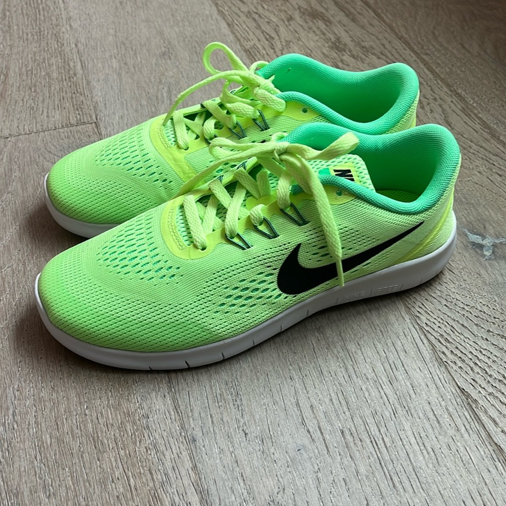 NIB Nike Youth Free Run Sneakers in Ghost Green / Black (Big Kid 5.5Y)
